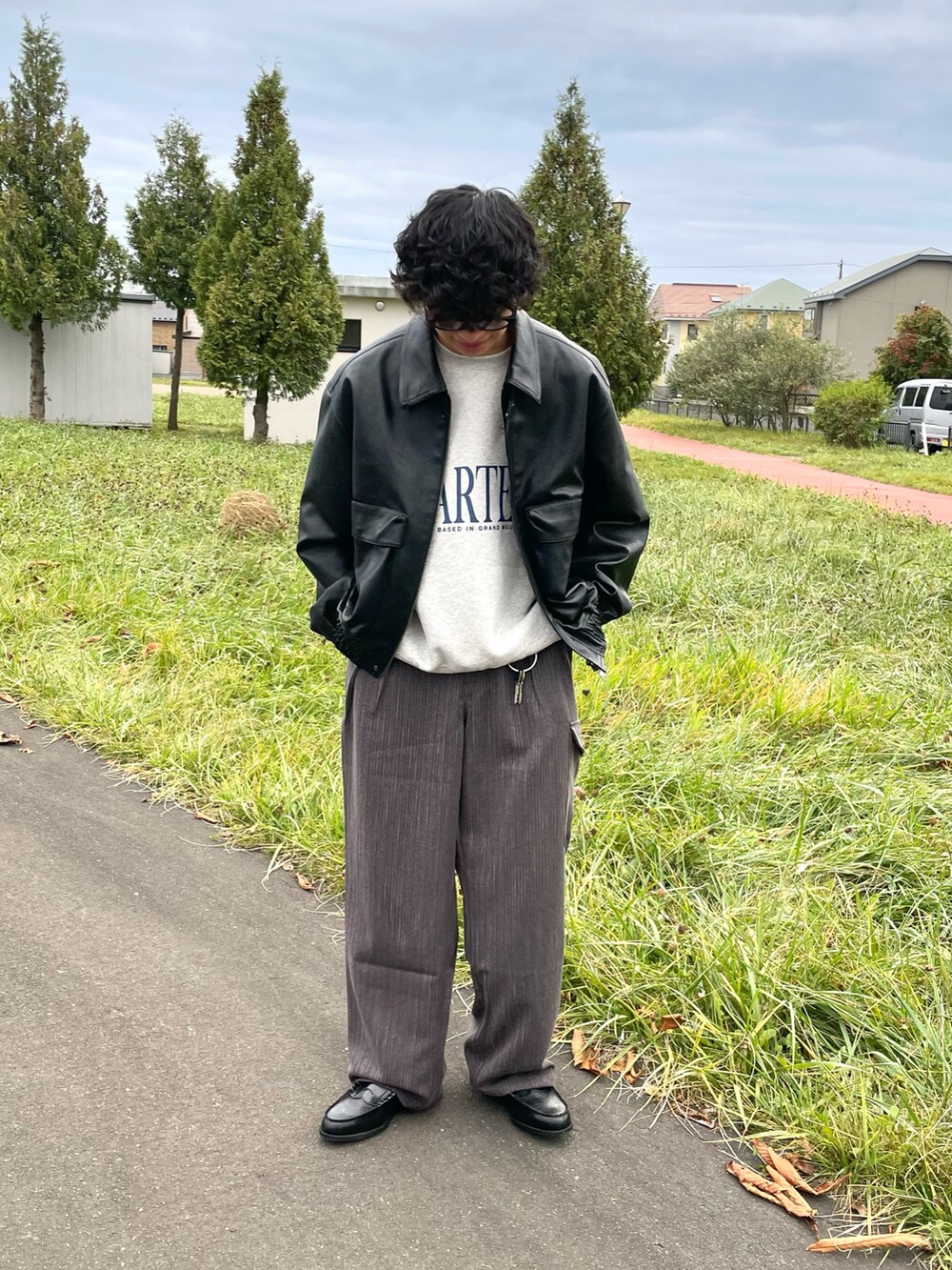 ブラック系のブルゾン、グレー系のスウェット、ブラウン系のその他パンツを着用したメンズの秋コーディネートの3枚目の写真