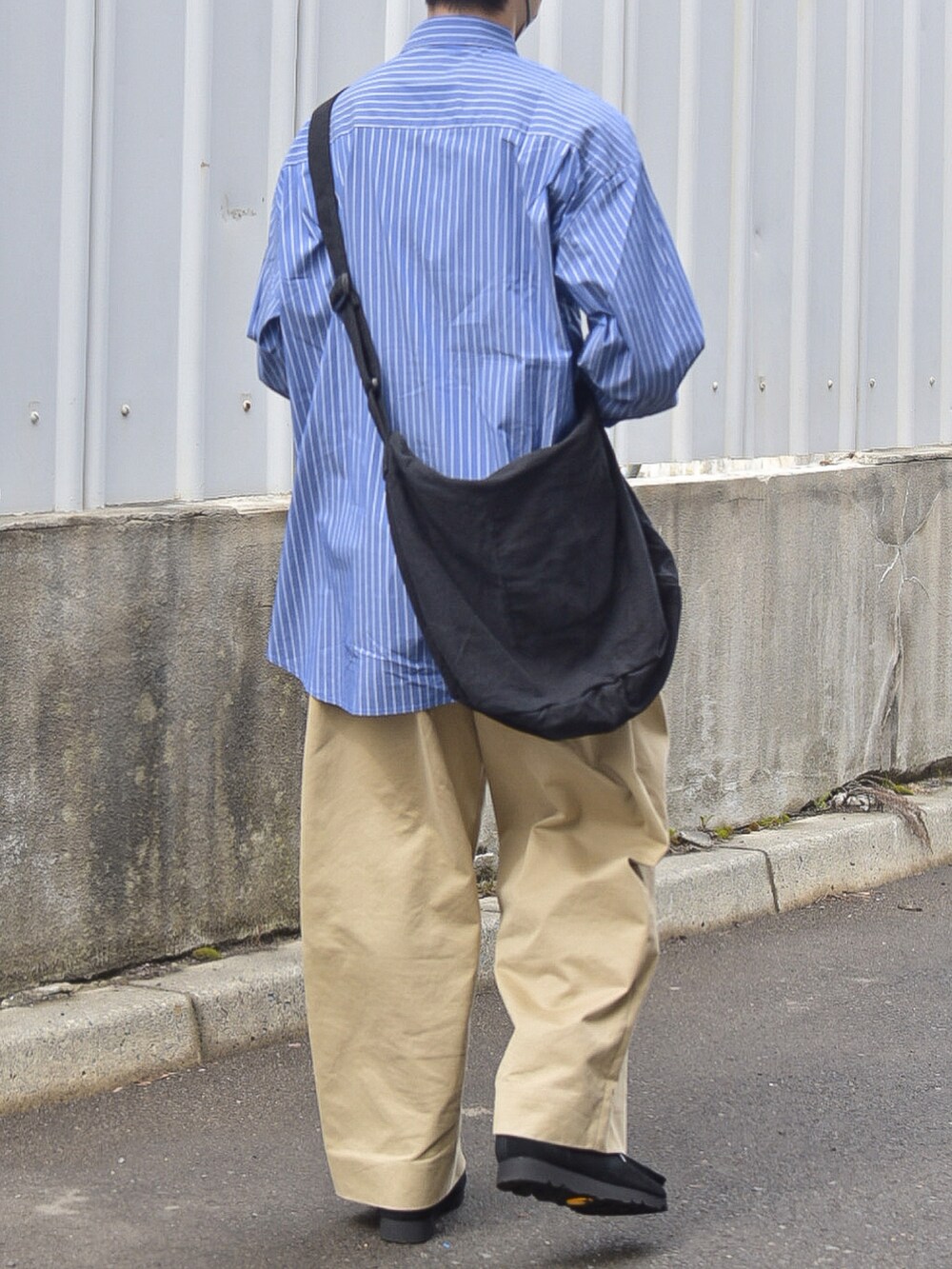 ブルー系のシャツ/ブラウス、ブラック系のモカシン/デッキシューズ、ベージュ系のその他パンツを着用したメンズの春コーディネートの4枚目の写真