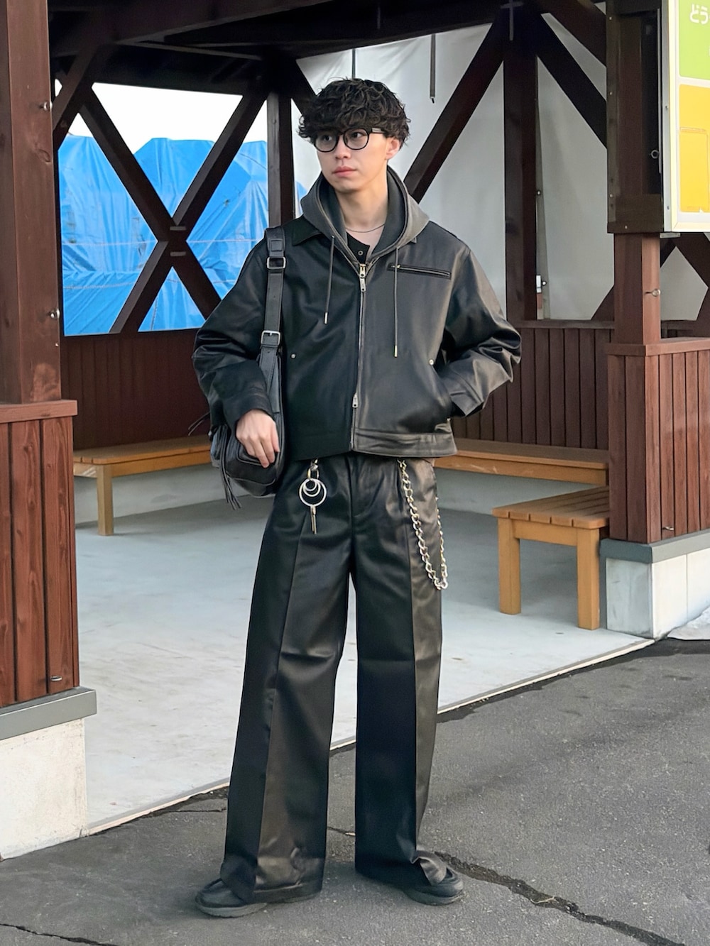 ブラック系のデニムジャケット、ブラック系のデニムパンツ、ブラック系のTシャツ/カットソーを着用したメンズの冬コーディネートの2枚目の写真