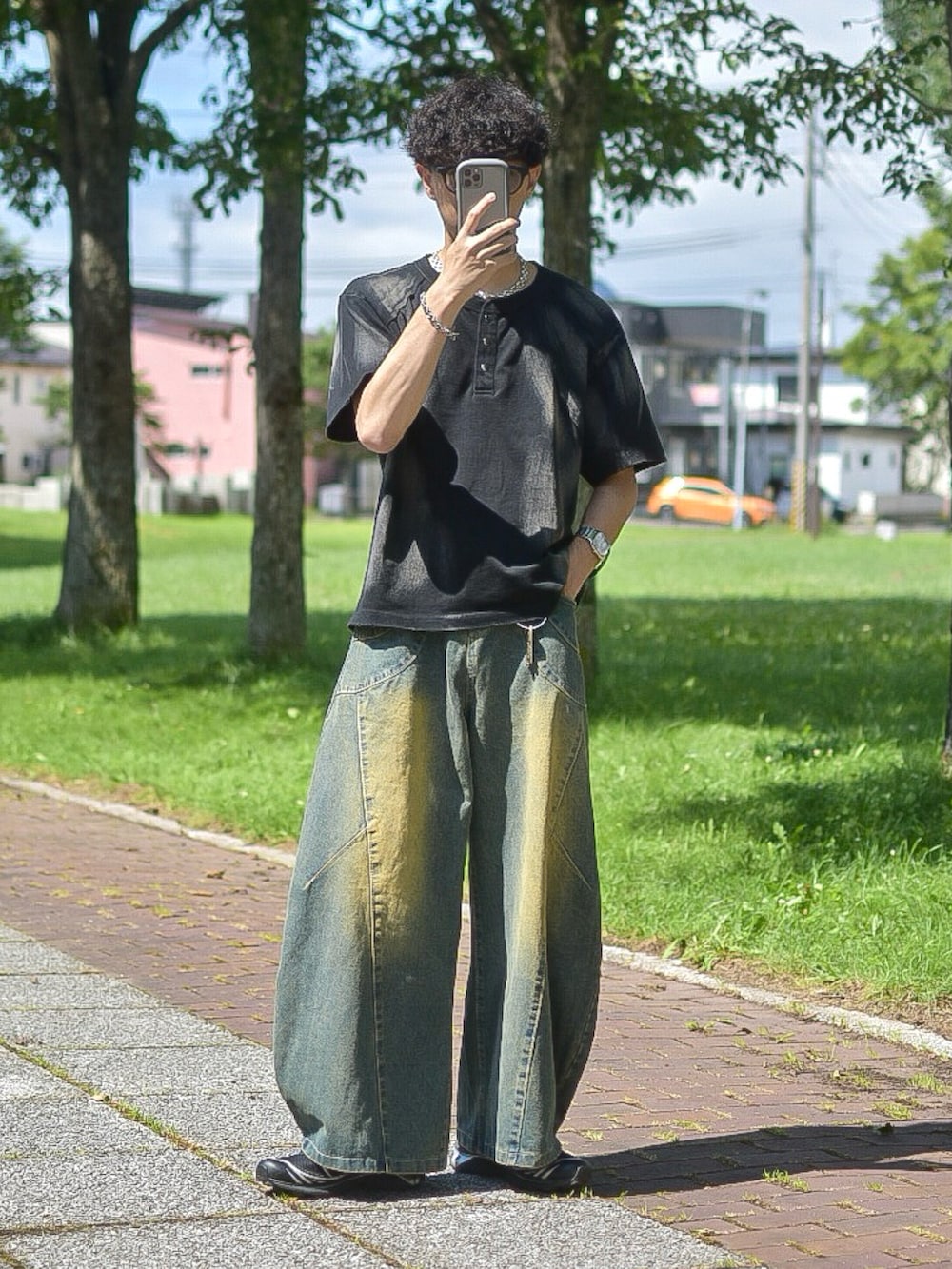 その他のTシャツ/カットソー、ブルー系のデニムパンツ、ブラック系のスニーカーを着用したメンズの夏コーディネートの3枚目の写真