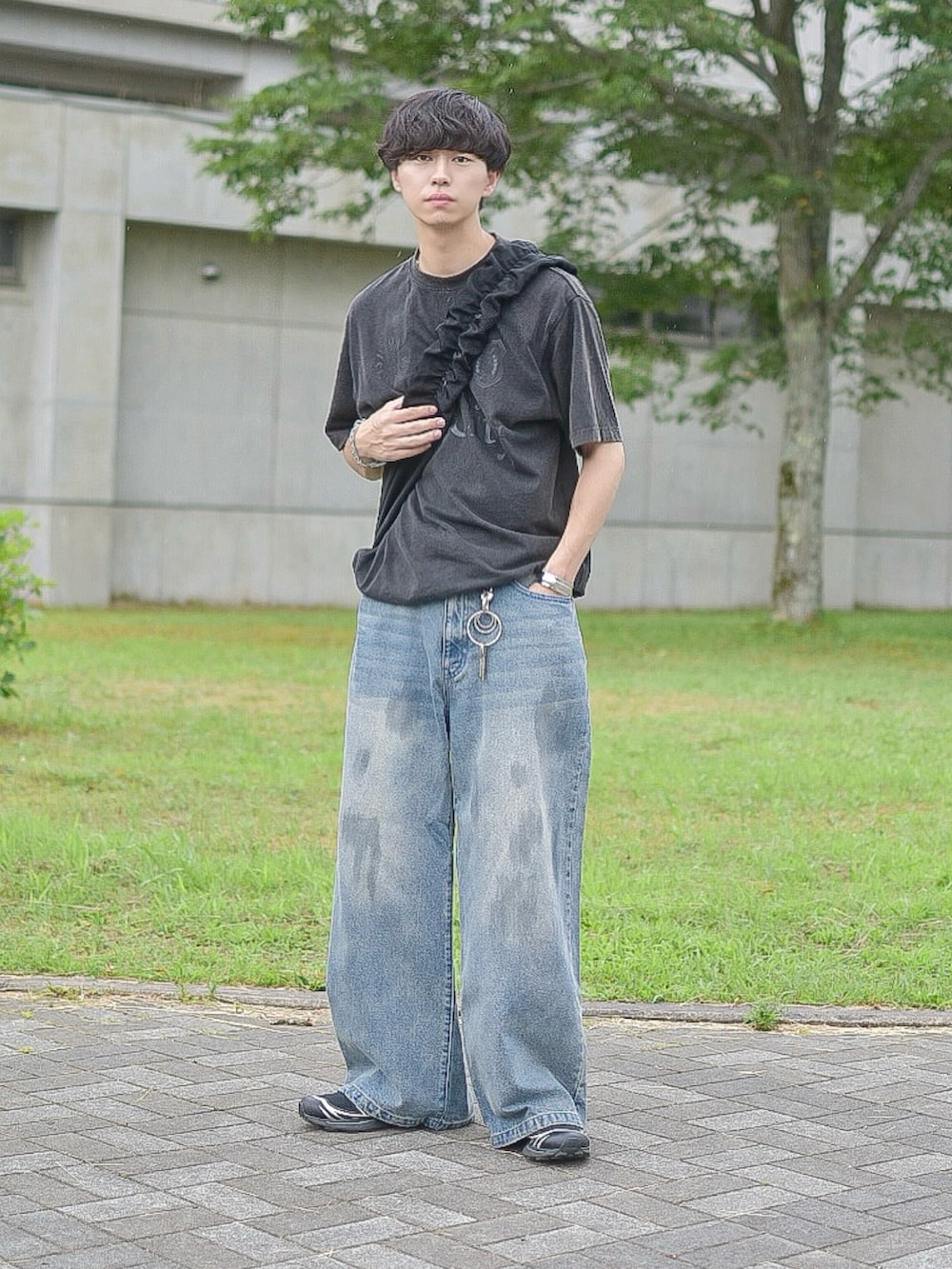 ブルー系のデニムパンツ、ブラック系のTシャツ/カットソー、ブラック系のショルダーバッグを着用したメンズの夏コーディネートの2枚目の写真