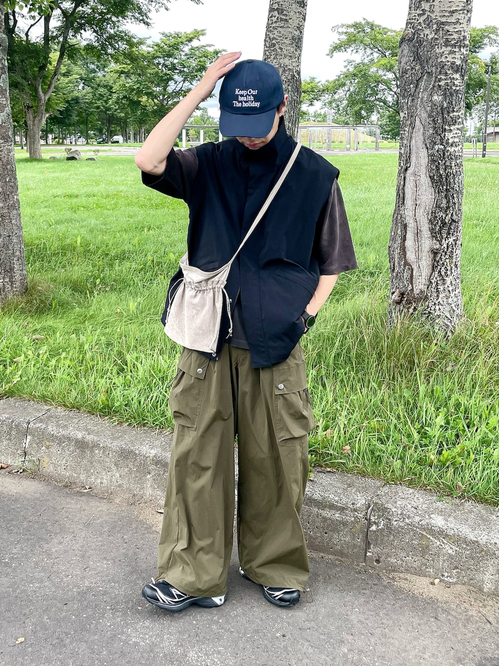 「夏コーデ、WYM、ベスト、レイヤードスタイル、カーゴパンツ、SALOMON、ゆるコーデ、Tシャツ、キャップ、アースカラー」｜「WYM LIDNMのMINIMAL 2WAY TRACK ZIP BLOUSON（ブルゾン、ブラック系）」を使った、たいがさん（メンズ・172cm）の秋コーディネートの2枚目の写真