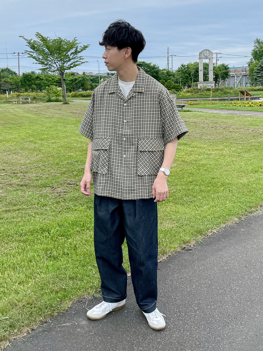 グリーン系のシャツ/ブラウス、ホワイト系のTシャツ/カットソー、ブルー系のデニムパンツを着用したメンズの夏コーディネートの3枚目の写真