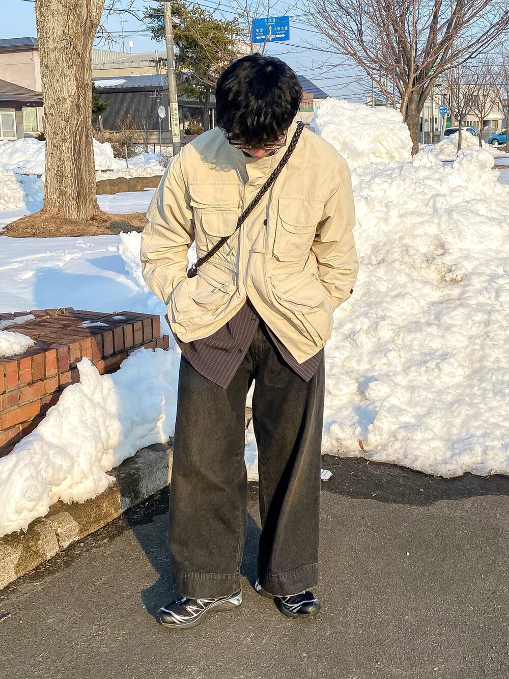 ベージュ系のブルゾン、グレー系のシャツ/ブラウス、ブラック系のデニムパンツを着用したメンズの春コーディネートの2枚目の写真