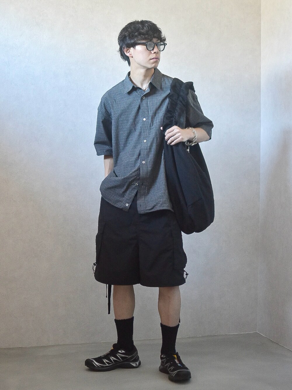 ブラック系のシャツ/ブラウス、ブラック系のカーゴパンツ、ブラック系のショルダーバッグを着用したメンズの夏コーディネートの2枚目の写真