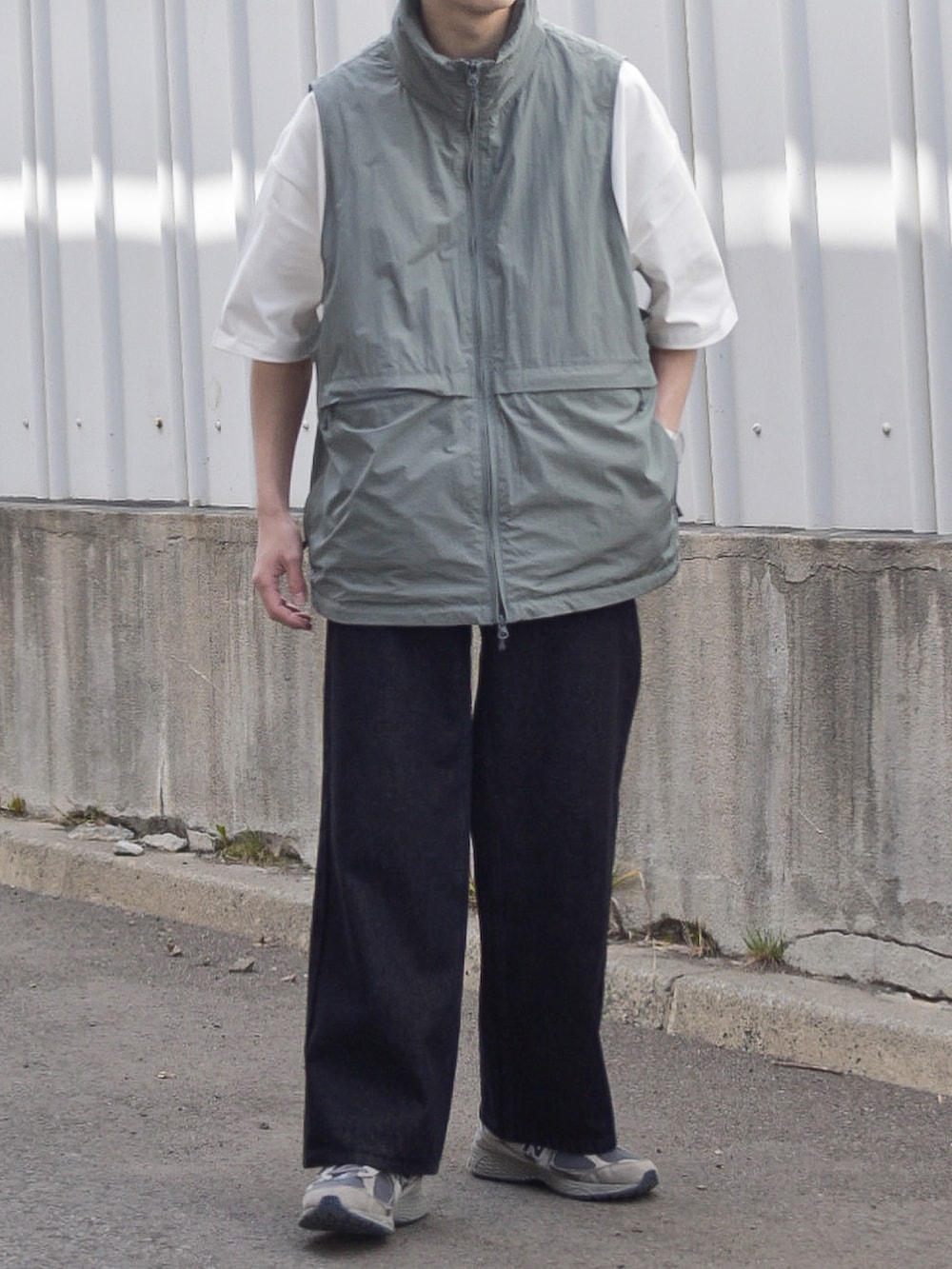 グレー系のその他アウター、ブラック系のデニムパンツを着用したメンズの夏コーディネートの2枚目の写真