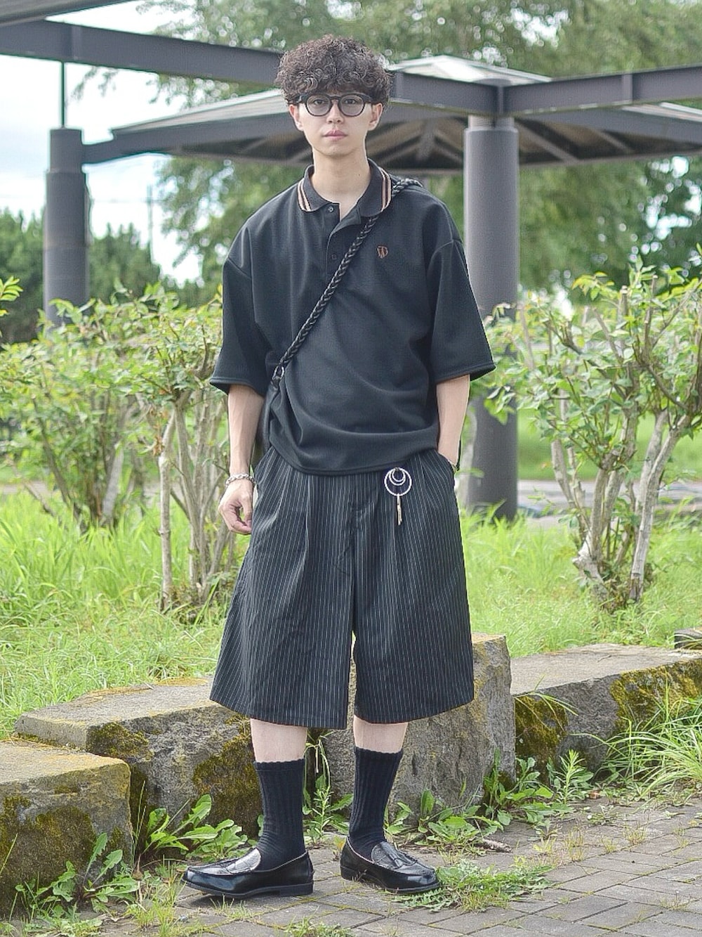 ブラック系のその他パンツ、ブラック系のショルダーバッグ、ブラック系のポロシャツを着用したメンズの夏コーディネートの2枚目の写真