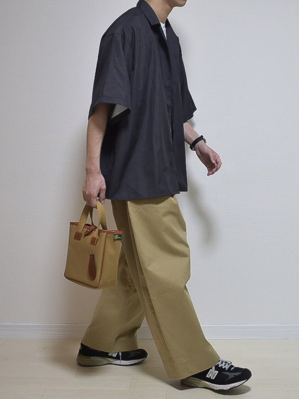 ブラウン系のシャツ/ブラウス、ベージュ系のその他パンツ、ブラック系のシューズを着用したメンズの夏コーディネートの2枚目の写真