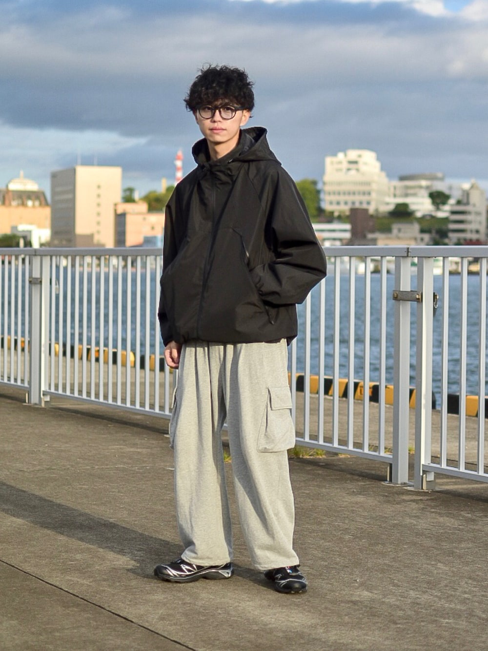 ブラック系のブルゾン、グレー系のスウェットパンツ、ブラック系のスニーカーを着用したメンズの秋コーディネートの2枚目の写真