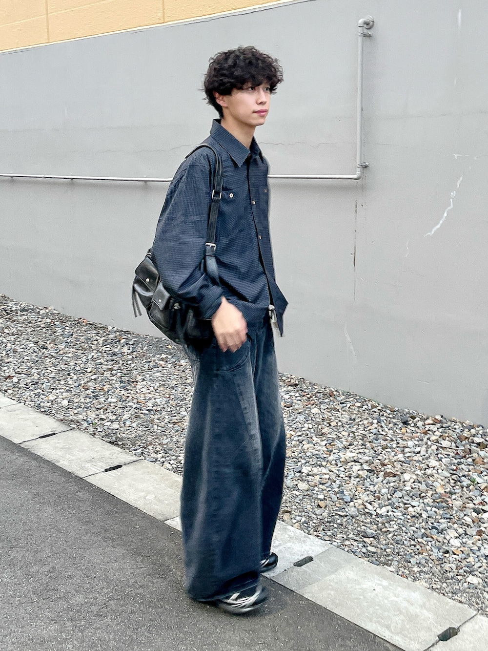 ブラック系のシャツ/ブラウス、ブラック系のデニムパンツ、ブラック系のスニーカーを着用したメンズの秋コーディネートの2枚目の写真