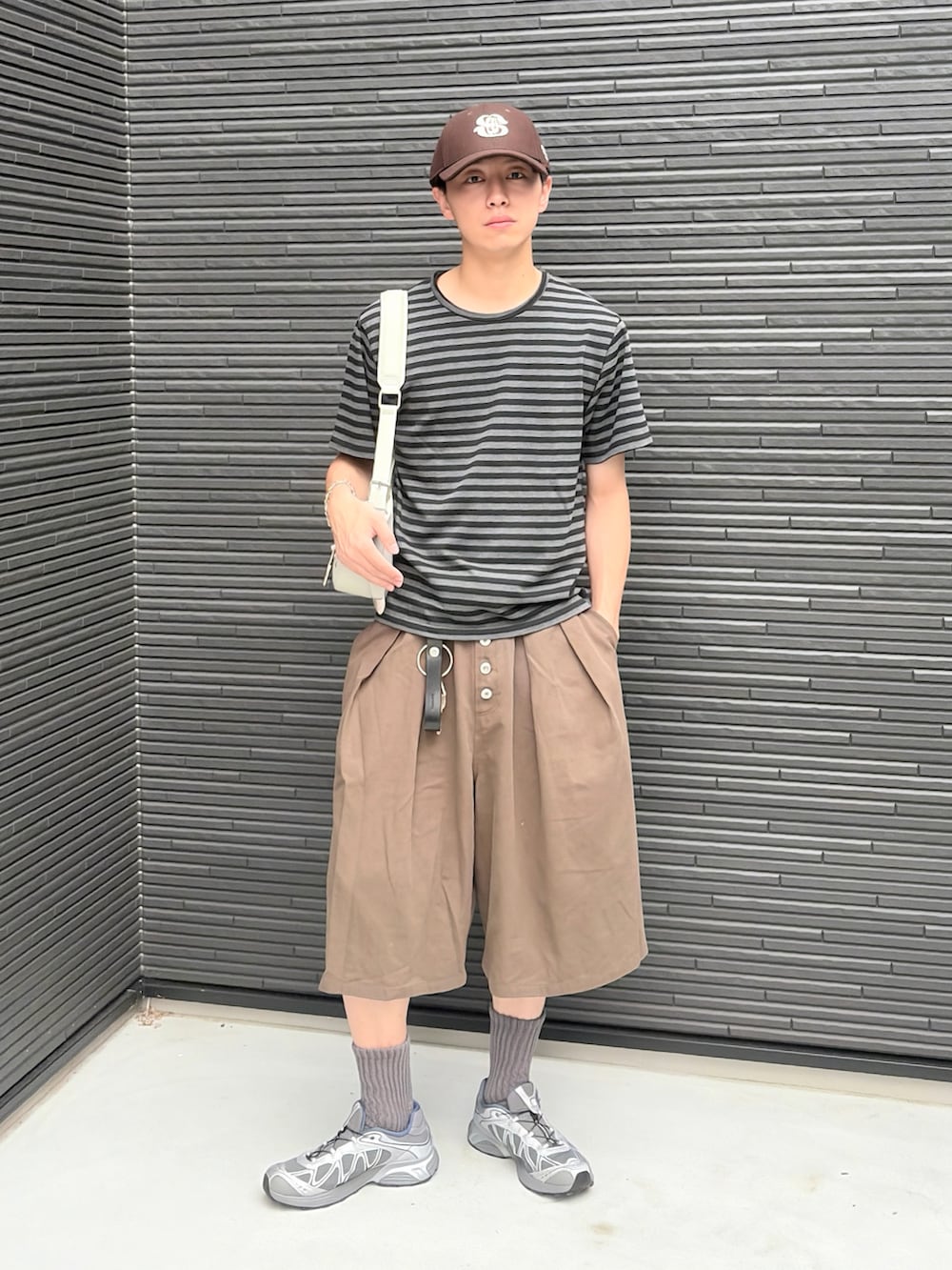 ブラック系のTシャツ/カットソー、グリーン系のその他パンツ、グレー系のスニーカーを着用したメンズの夏コーディネートの4枚目の写真