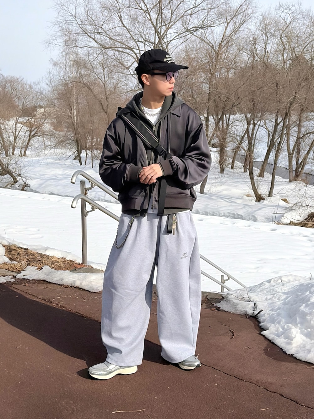 グレー系のMA-1、グレー系のパーカー、ホワイト系のTシャツ/カットソーを着用したメンズの冬コーディネートの2枚目の写真