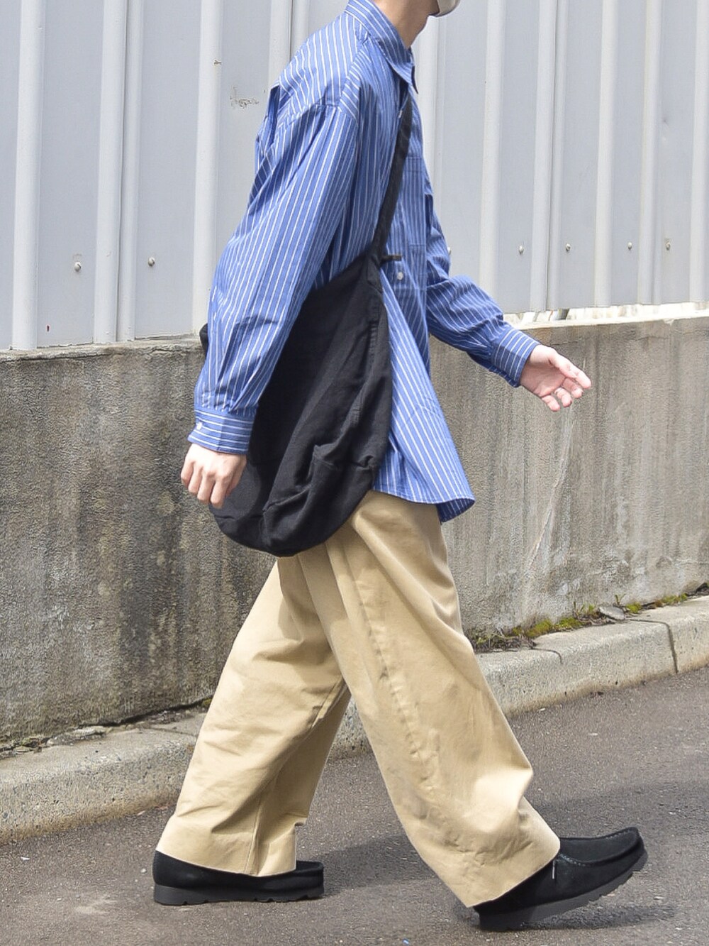 ブルー系のシャツ/ブラウス、ブラック系のモカシン/デッキシューズ、ベージュ系のその他パンツを着用したメンズの春コーディネートの3枚目の写真