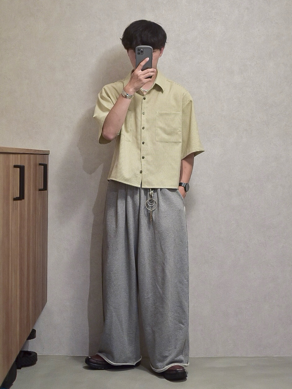 ベージュ系のシャツ/ブラウス、グレー系のスウェットパンツ、ブラウン系のスニーカーを着用したメンズの夏コーディネートの2枚目の写真