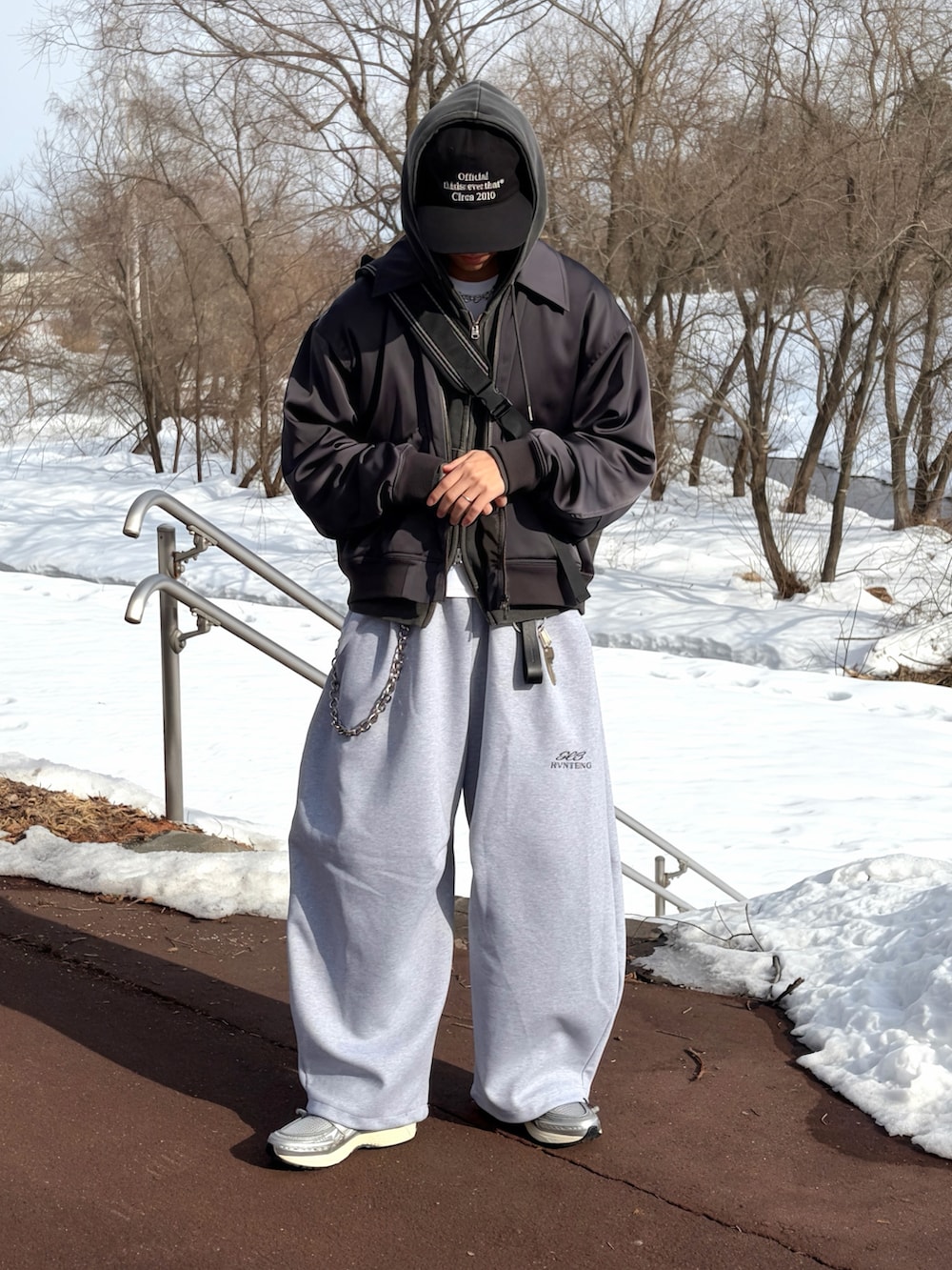 グレー系のMA-1、グレー系のパーカー、ホワイト系のTシャツ/カットソーを着用したメンズの冬コーディネートの3枚目の写真