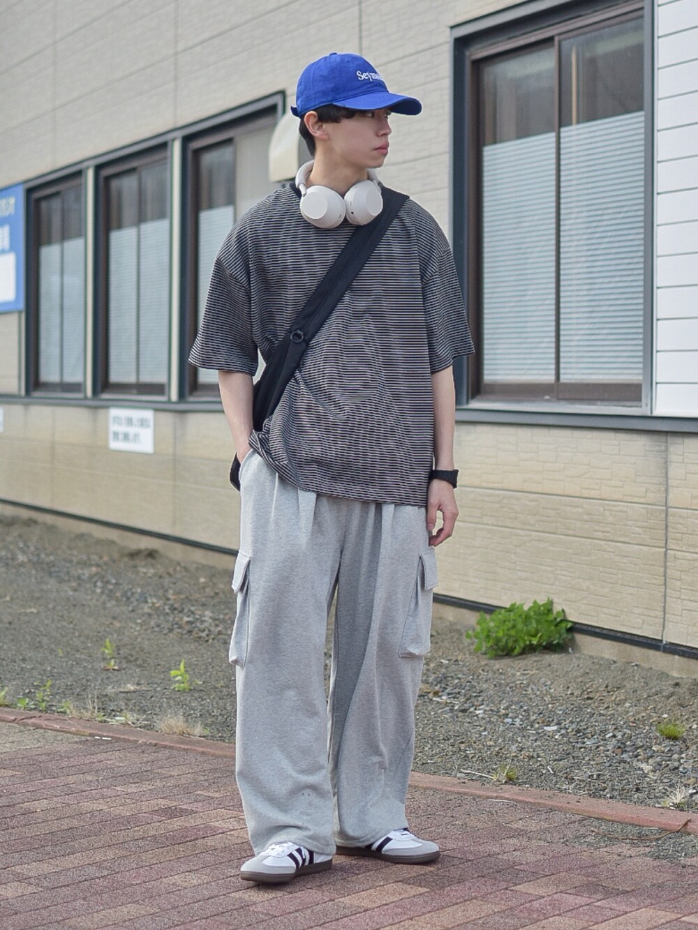 グレー系のTシャツ/カットソー、グレー系のスウェットパンツ、ホワイト系のスニーカーを着用したメンズの春コーディネートの2枚目の写真