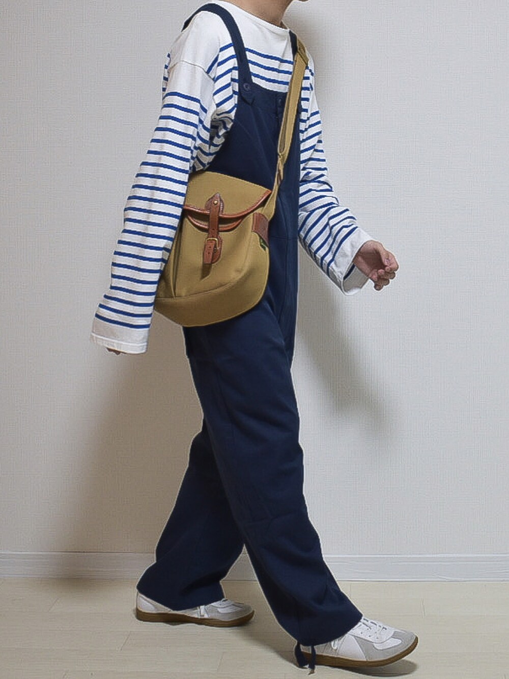 ブルー系のサロペット/オーバーオール、ホワイト系のトップス、ホワイト系のスニーカーを着用したメンズの秋コーディネートの3枚目の写真