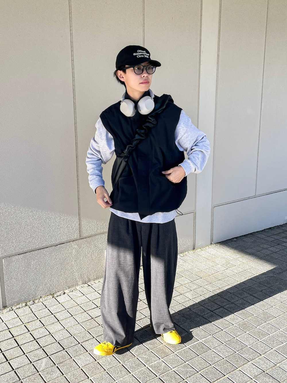 ブラック系のブルゾン、グレー系のスウェット、グレー系のスラックスを着用したメンズの秋コーディネートの3枚目の写真