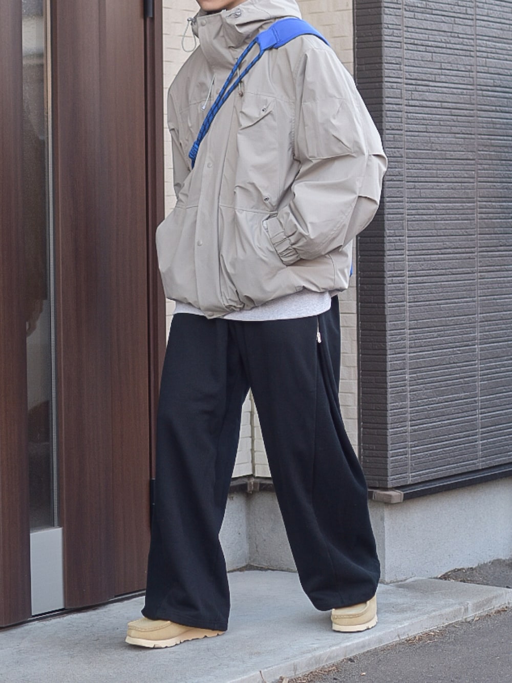 ブラック系のスウェットパンツ、ベージュ系のマウンテンパーカー、グレー系のスウェットを着用したメンズの秋コーディネートの4枚目の写真