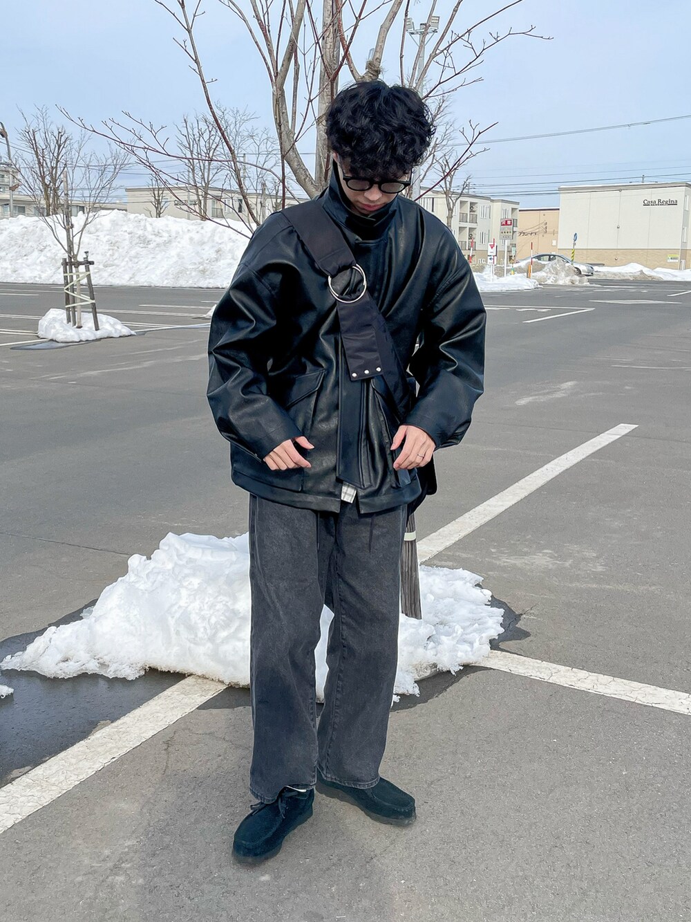 ブラック系のブルゾン、ブラック系のデニムパンツ、ブラック系のモカシン/デッキシューズを着用したメンズの春コーディネートの4枚目の写真