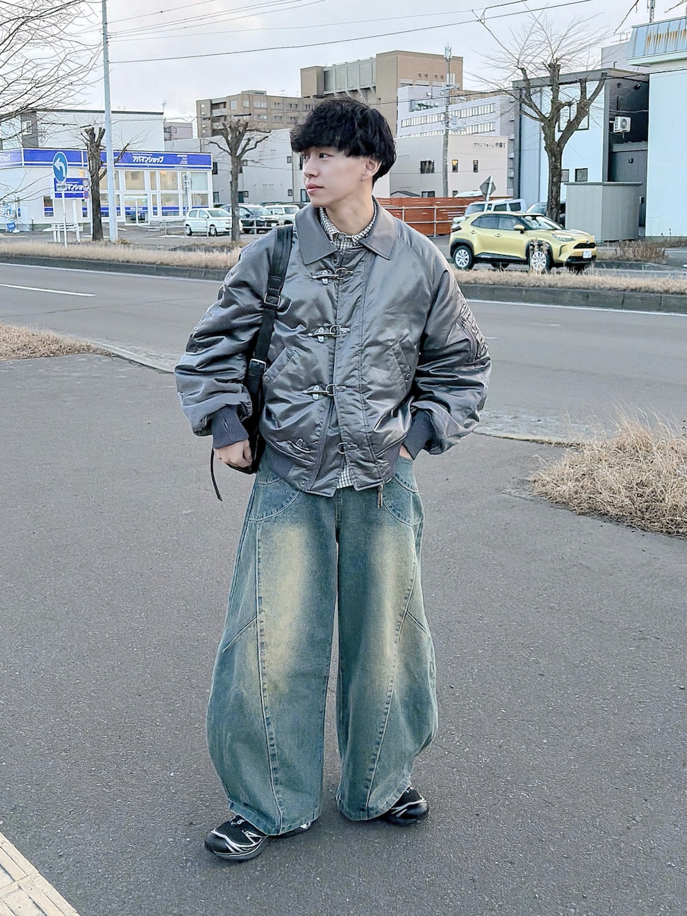 グレー系のブルゾン、ホワイト系のシャツ/ブラウス、ブルー系のデニムパンツを着用したメンズの冬コーディネートの5枚目の写真