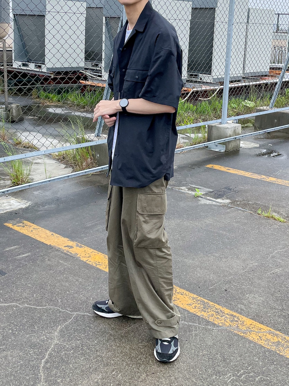 ブラック系のシャツ/ブラウス、ホワイト系のTシャツ/カットソー、ブラック系のシューズを着用したメンズの夏コーディネートの2枚目の写真