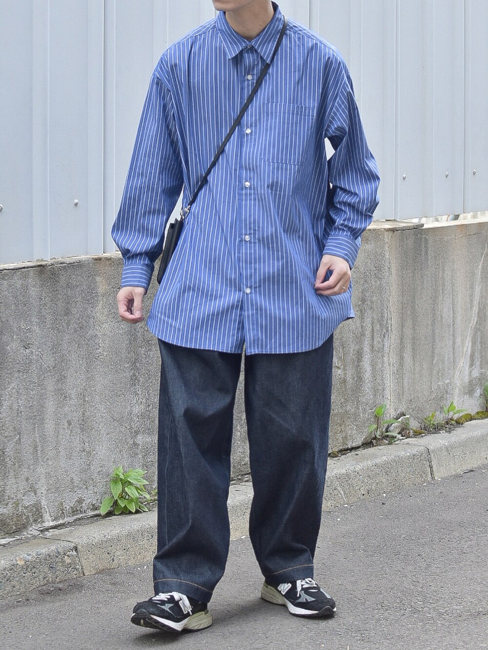 ブルー系のシャツ/ブラウス、ブルー系のデニムパンツを着用したメンズの春コーディネートの3枚目の写真