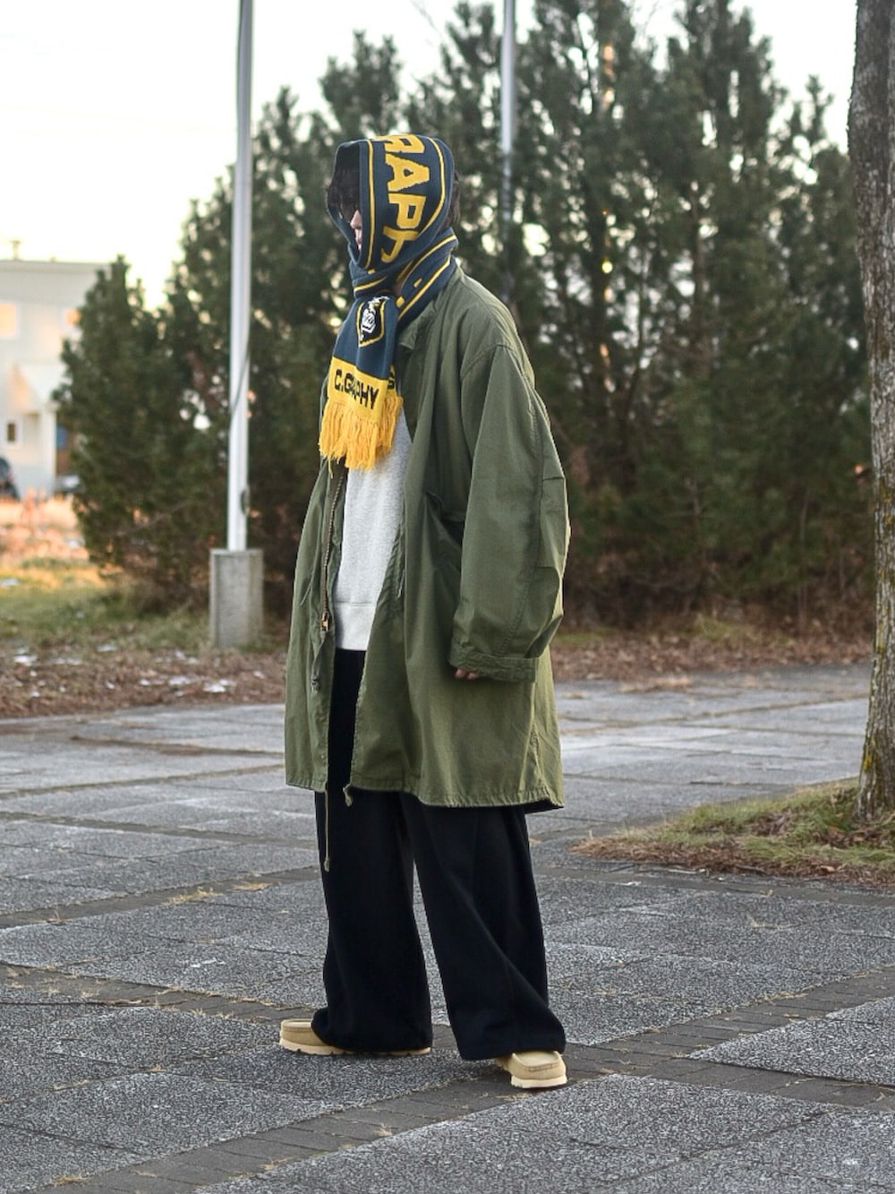 ブラック系のスウェットパンツ、グレー系のスウェット、ベージュ系のモカシン/デッキシューズを着用したメンズの冬コーディネートの5枚目の写真