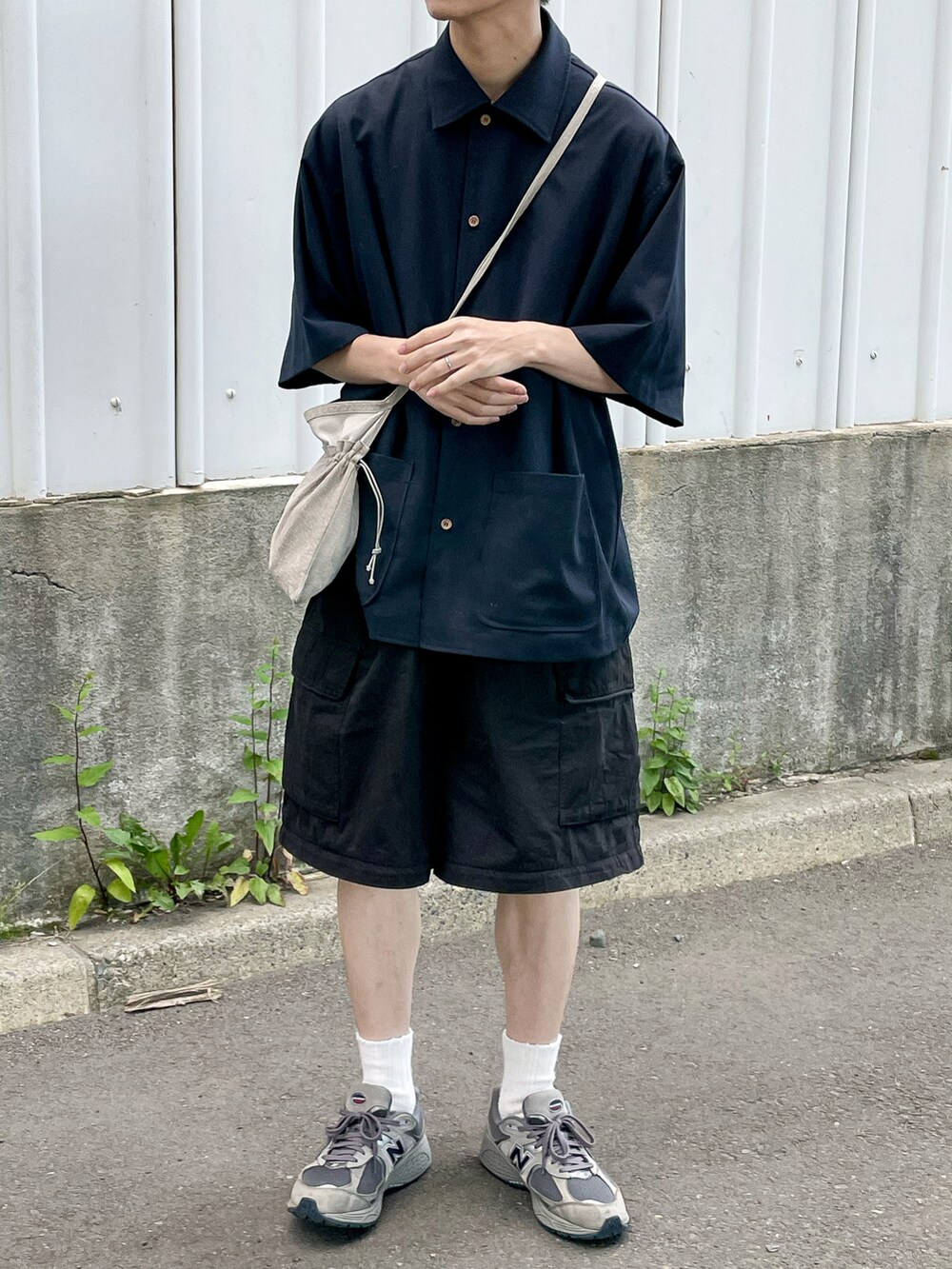 グレー系のシャツ/ブラウス、ブラック系のカーゴパンツ、グレー系のスニーカーを着用したメンズの夏コーディネートの3枚目の写真