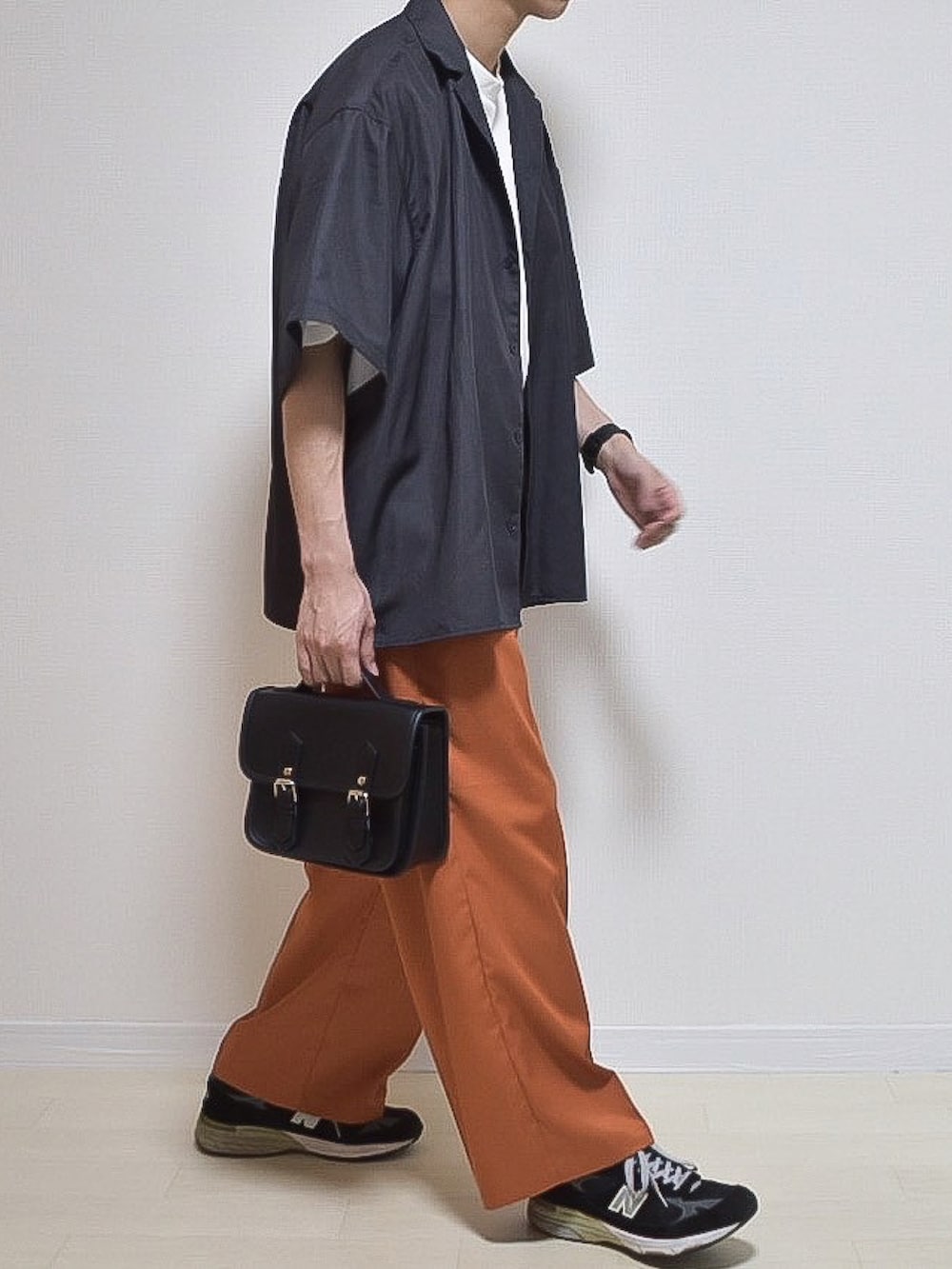 ブラウン系のシャツ/ブラウス、ホワイト系のTシャツ/カットソー、オレンジ系のスラックスを着用したメンズの夏コーディネートの2枚目の写真