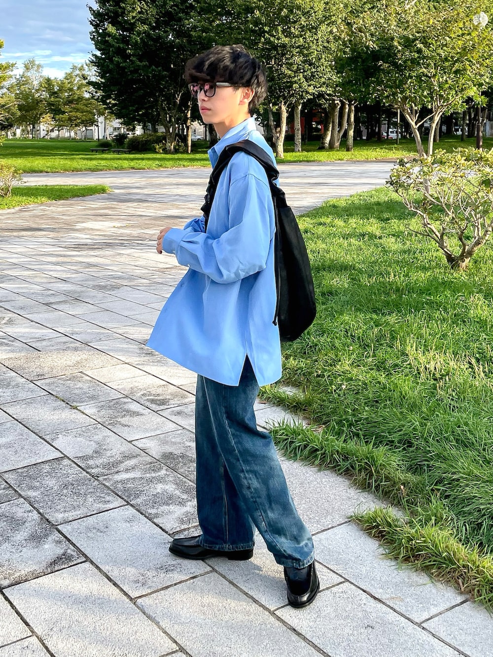 ブルー系のシャツ/ブラウス、グレー系のTシャツ/カットソー、ブルー系のデニムパンツを着用したメンズの秋コーディネートの3枚目の写真