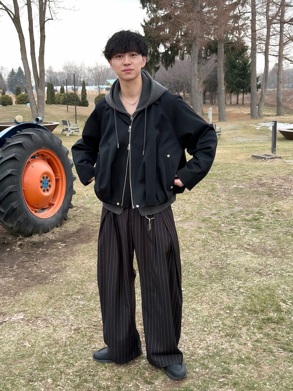 その他のブルゾン、グレー系のパーカー、ブラック系のスラックスを着用したメンズの春コーディネートの2枚目の写真