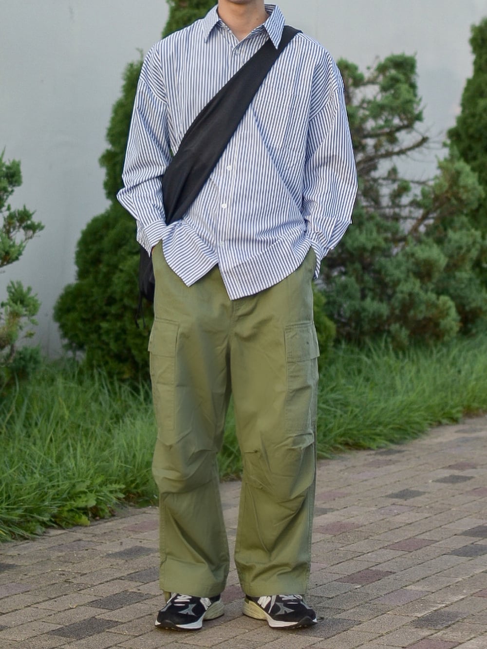 グリーン系のカーゴパンツ、ブルー系のシャツ/ブラウス、ブラック系のシューズを着用したメンズの秋コーディネートの4枚目の写真