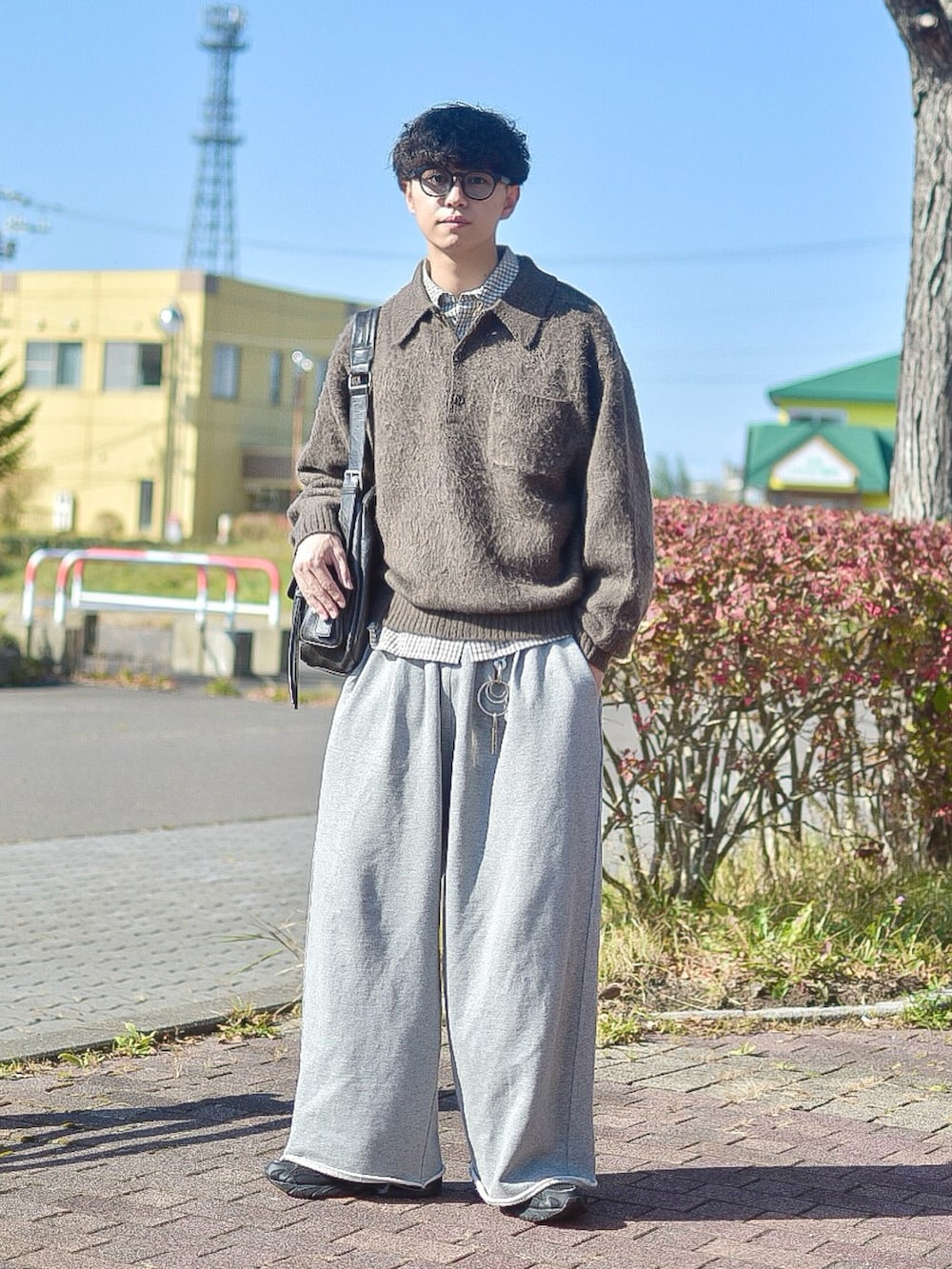 ブラウン系のポロシャツ、ホワイト系のシャツ/ブラウス、グレー系のスウェットパンツを着用したメンズの秋コーディネートの2枚目の写真