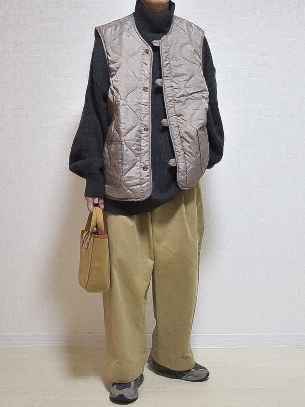 ベージュ系のベスト、グレー系のニット/セーター、ベージュ系のその他パンツを着用したメンズの秋コーディネートの2枚目の写真