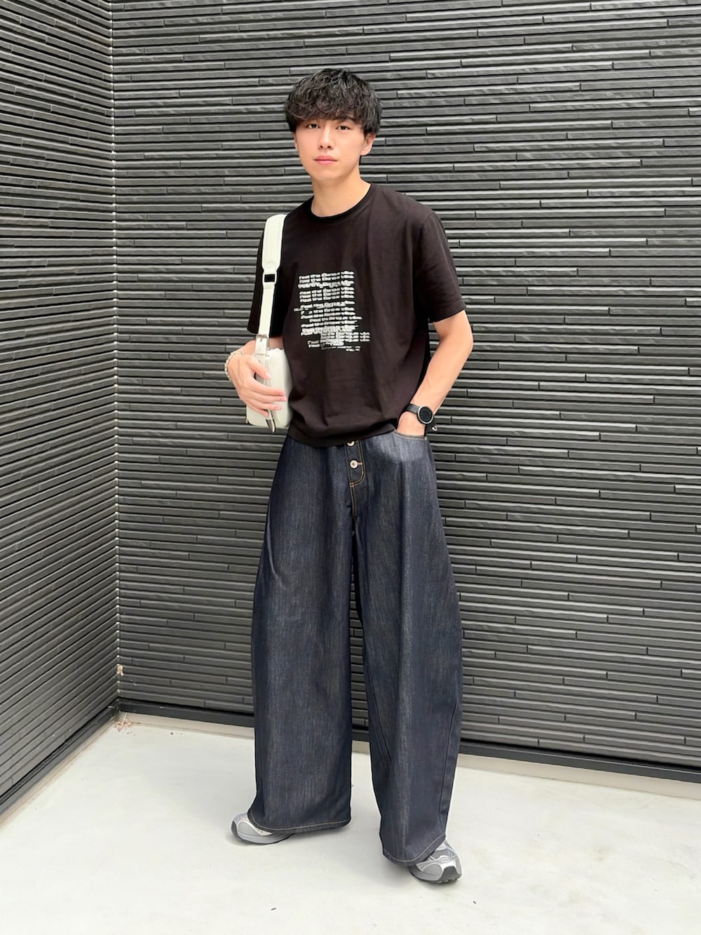 ブルー系のデニムパンツ、グレー系のスニーカー、ブラック系のTシャツ/カットソーを着用したメンズの夏コーディネートの3枚目の写真