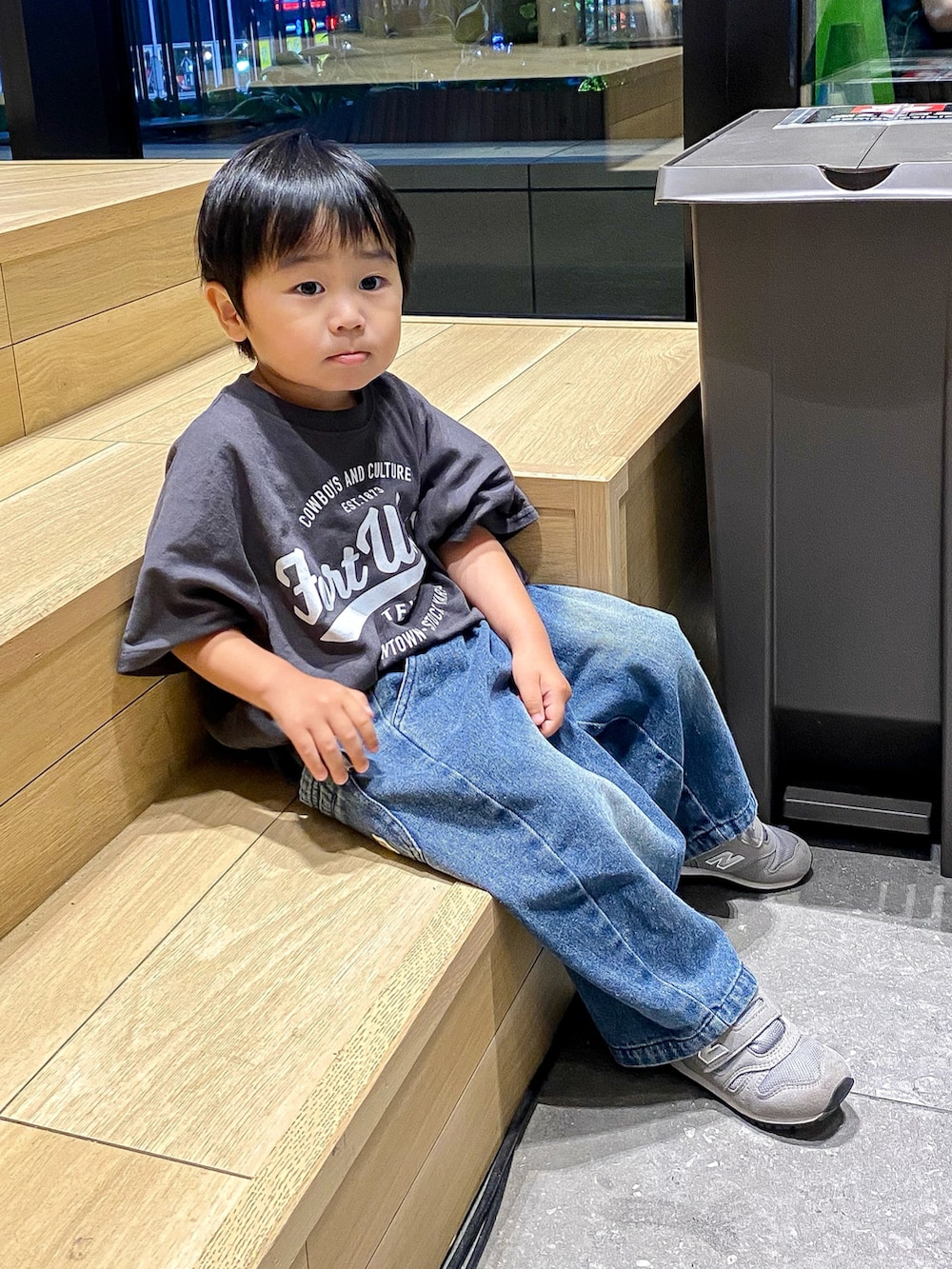 ブラック系のTシャツ/カットソー、ブルー系のデニムパンツ、グレー系のシャツ/ブラウスを着用したメンズの夏コーディネートの4枚目の写真