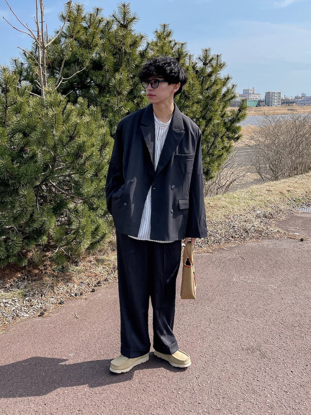 グレー系のテーラードジャケット、グレー系のスラックス、ホワイト系のシャツ/ブラウスを着用したメンズの春コーディネートの2枚目の写真