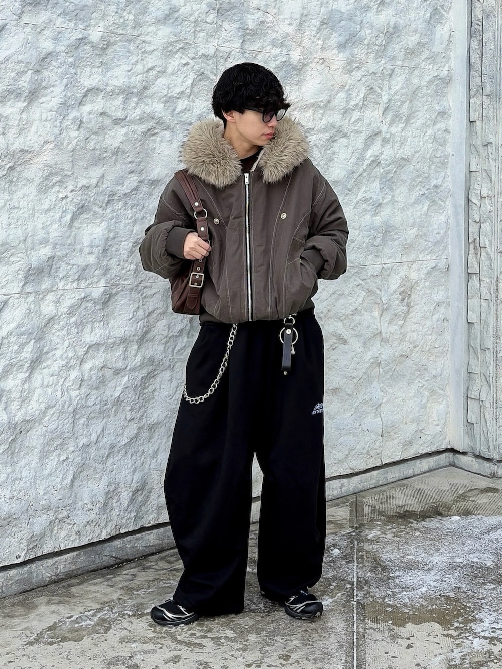 ブラウン系のスウェット、ブラウン系のブルゾン、ブラック系のスウェットパンツを着用したメンズの冬コーディネートの2枚目の写真