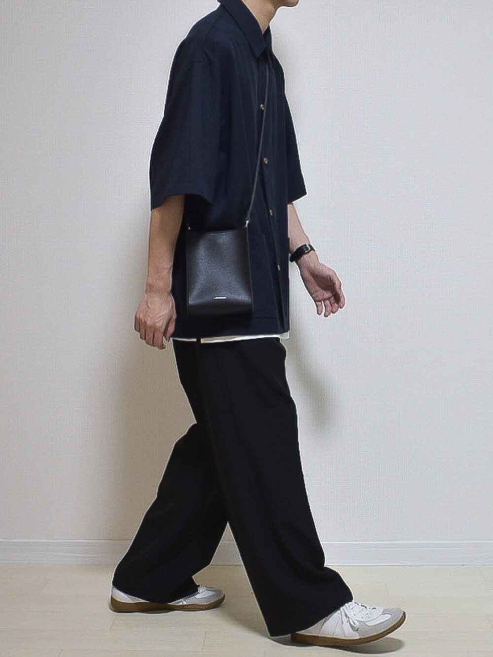 グレー系のシャツ/ブラウス、ブラック系のスラックス、ホワイト系のスニーカーを着用したメンズの夏コーディネートの3枚目の写真