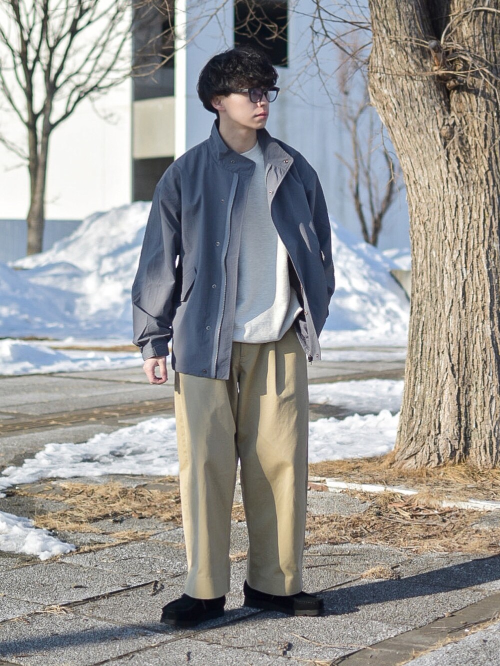 グレー系のモッズコート、ベージュ系のその他パンツ、ブラック系のモカシン/デッキシューズを着用したメンズの冬コーディネートの3枚目の写真