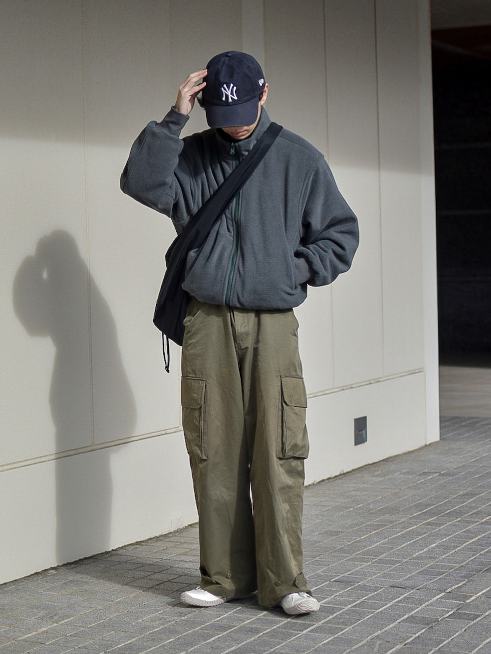 グレー系のジャケット/アウター、グリーン系のカーゴパンツ、ベージュ系のシューズを着用したメンズの冬コーディネートの3枚目の写真