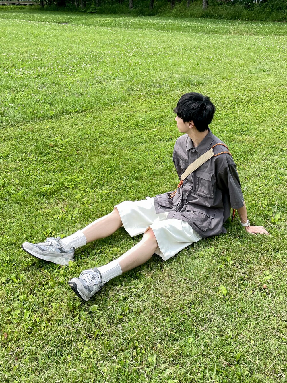 グレー系のシャツ/ブラウス、ホワイト系のその他パンツ、グレー系のスニーカーを着用したメンズの夏コーディネートの2枚目の写真