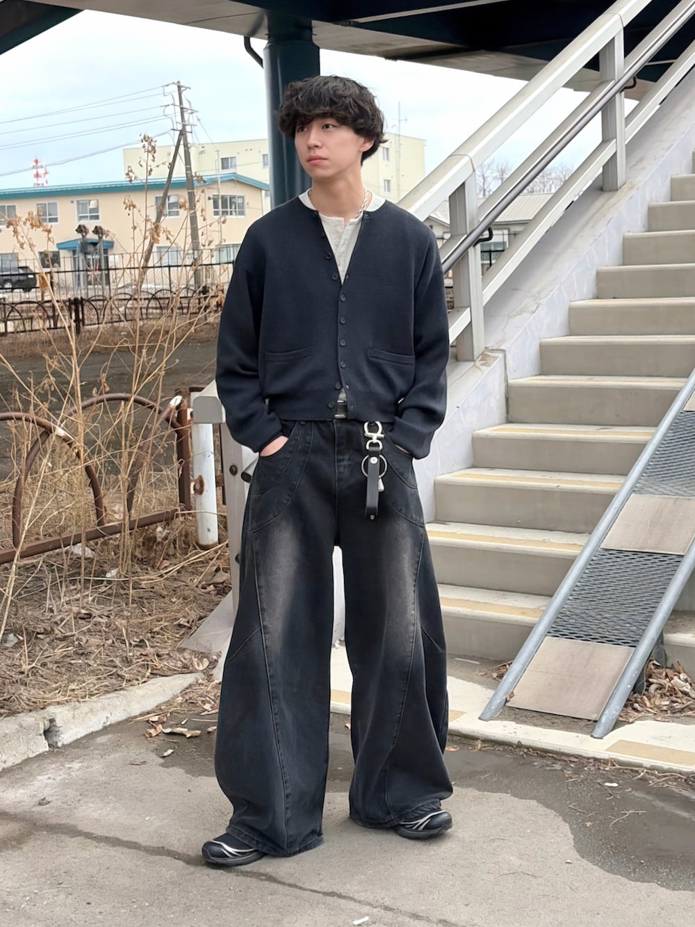 ブラック系のデニムパンツ、ブラック系のカーディガン/ボレロ、グレー系のTシャツ/カットソーを着用したメンズの春コーディネートの2枚目の写真