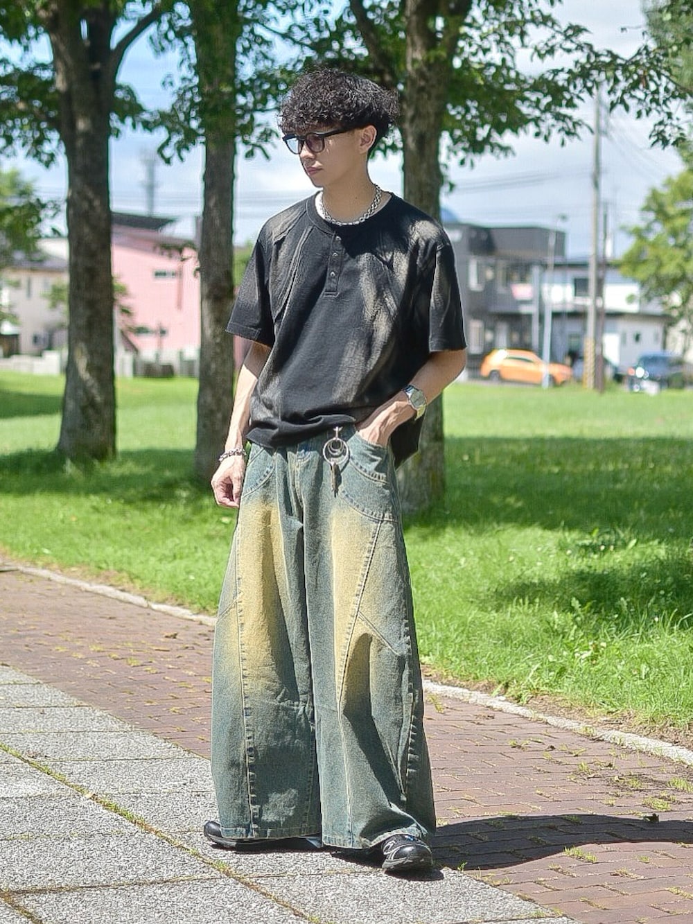 その他のTシャツ/カットソー、ブルー系のデニムパンツ、ブラック系のスニーカーを着用したメンズの夏コーディネートの4枚目の写真