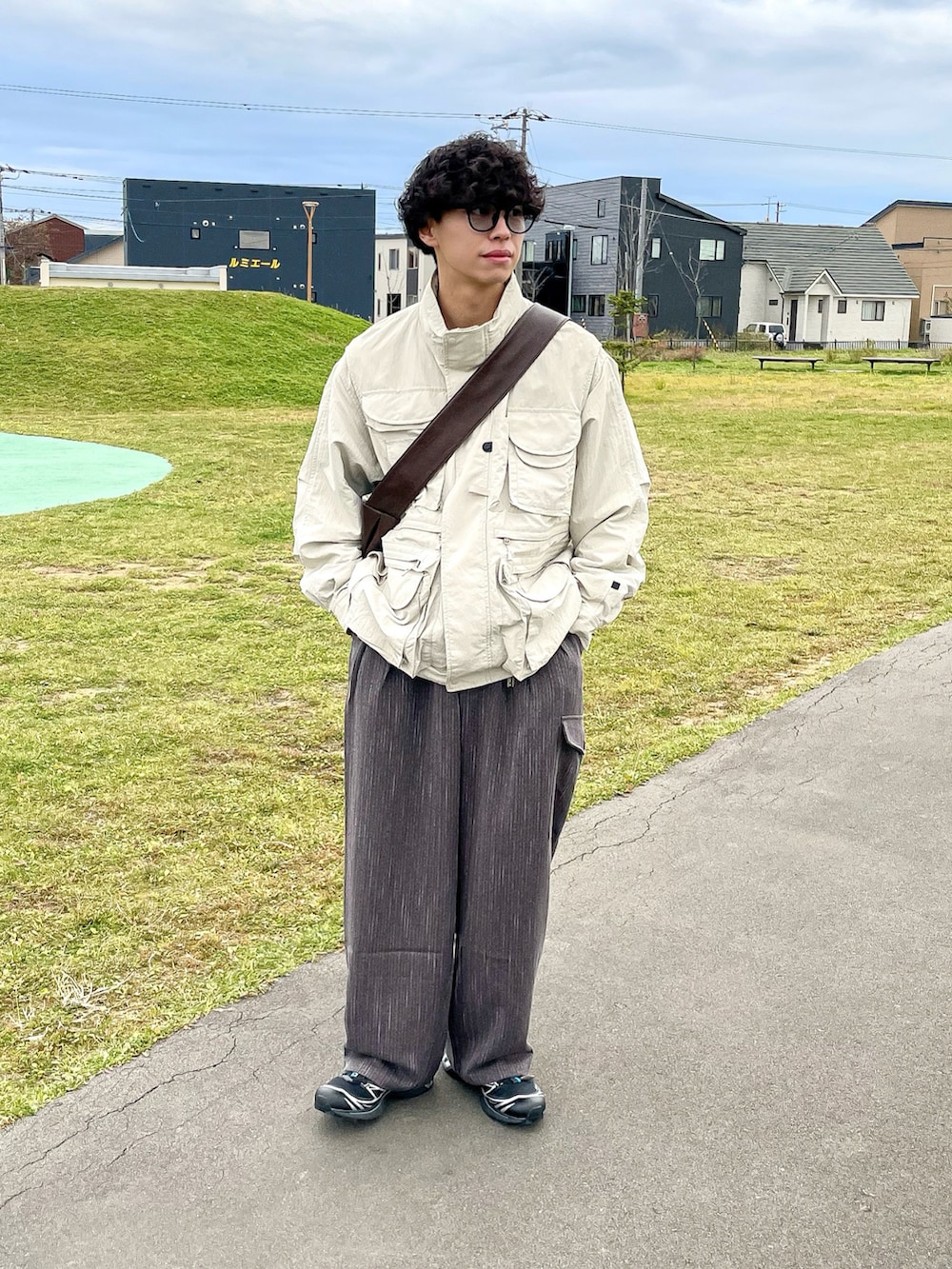 ブラウン系のその他パンツ、ベージュ系のブルゾン、ブラック系のスニーカーを着用したメンズの秋コーディネートの2枚目の写真