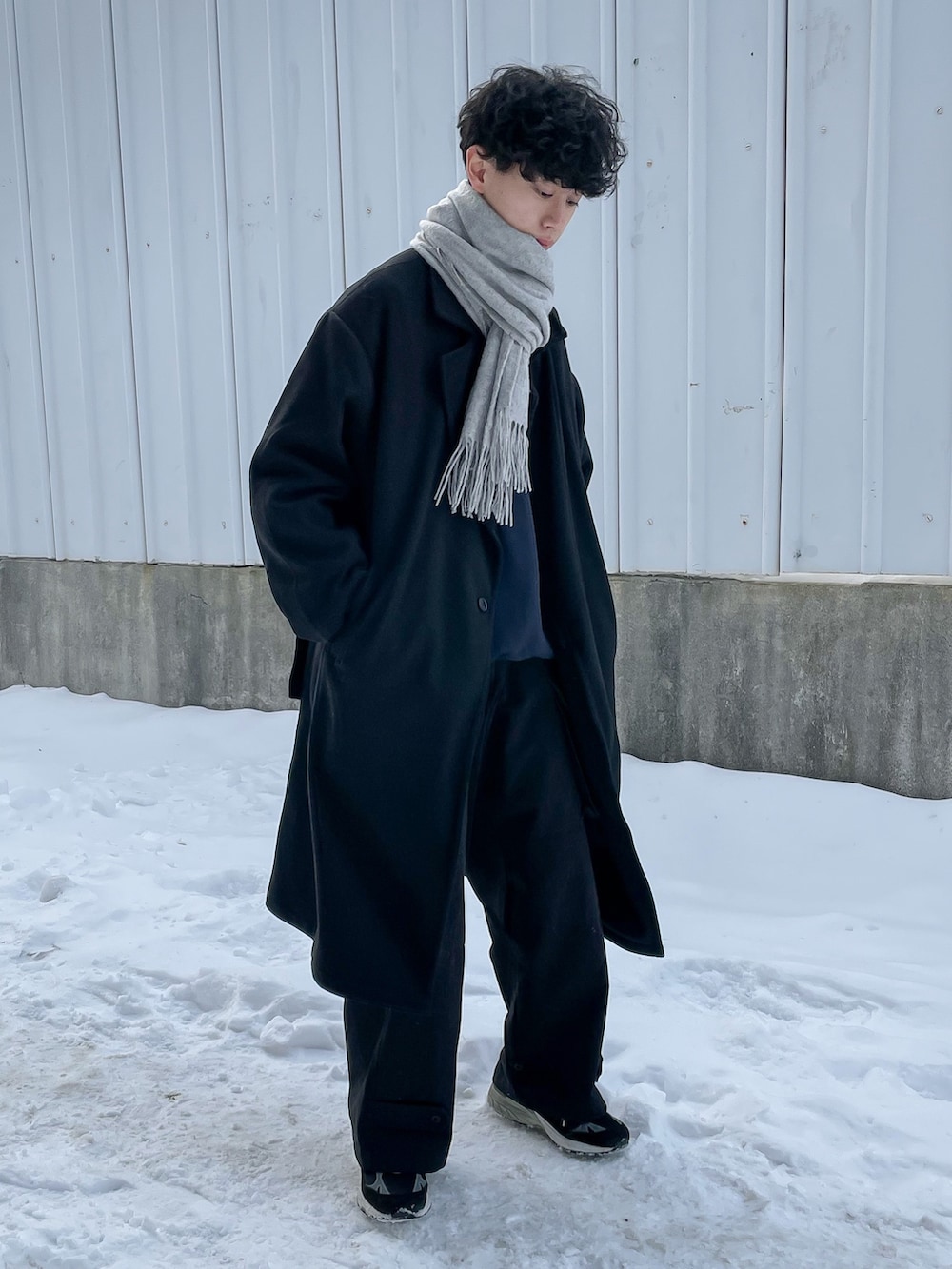 ブラック系のカーゴパンツ、ブラック系のトレンチコートを着用したメンズの冬コーディネートの2枚目の写真