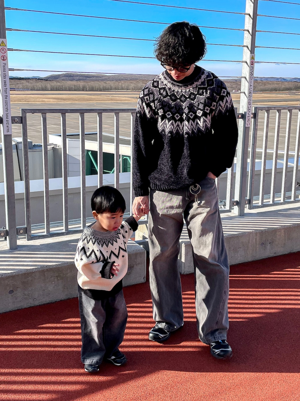 ブラック系のニット/セーター、グレー系のデニムパンツ、ブラック系のニット/セーターを着用したメンズの冬コーディネートの2枚目の写真