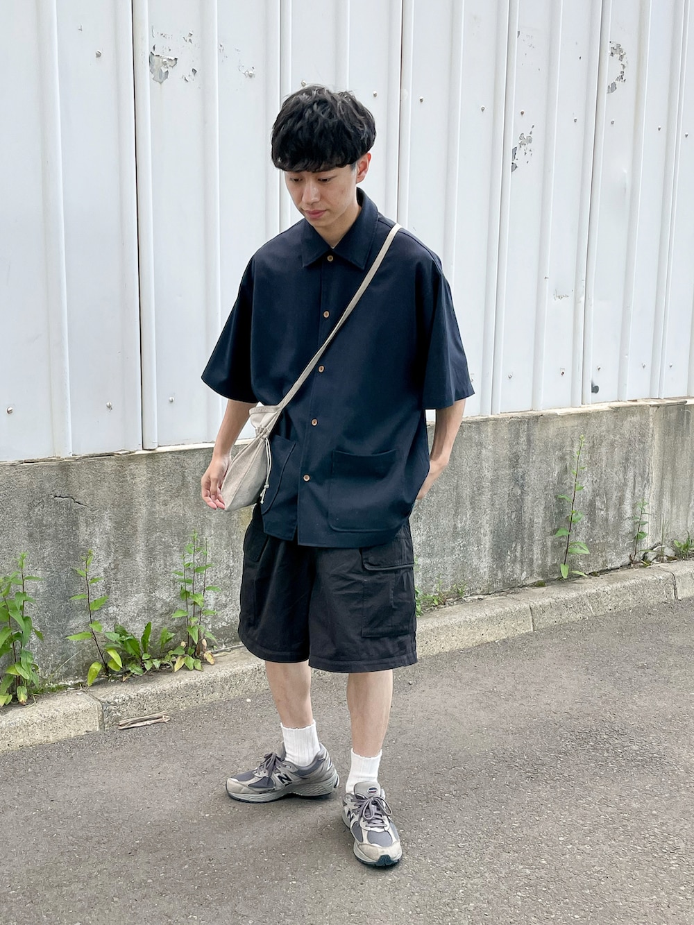 グレー系のシャツ/ブラウス、ブラック系のカーゴパンツ、グレー系のスニーカーを着用したメンズの夏コーディネートの4枚目の写真