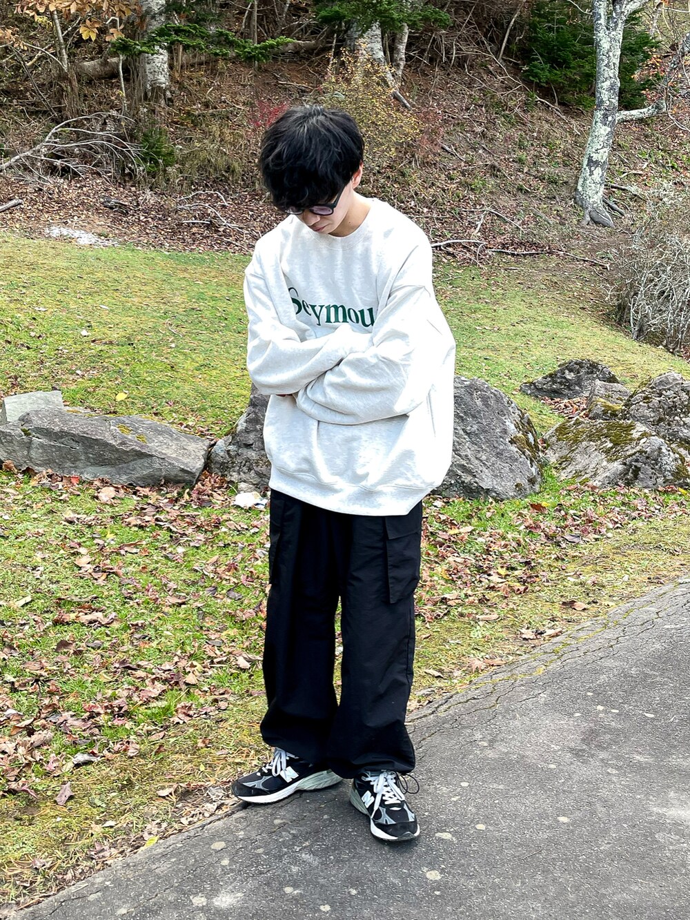 ホワイト系のスウェット、ブラック系のカーゴパンツを着用したメンズの秋コーディネートの3枚目の写真